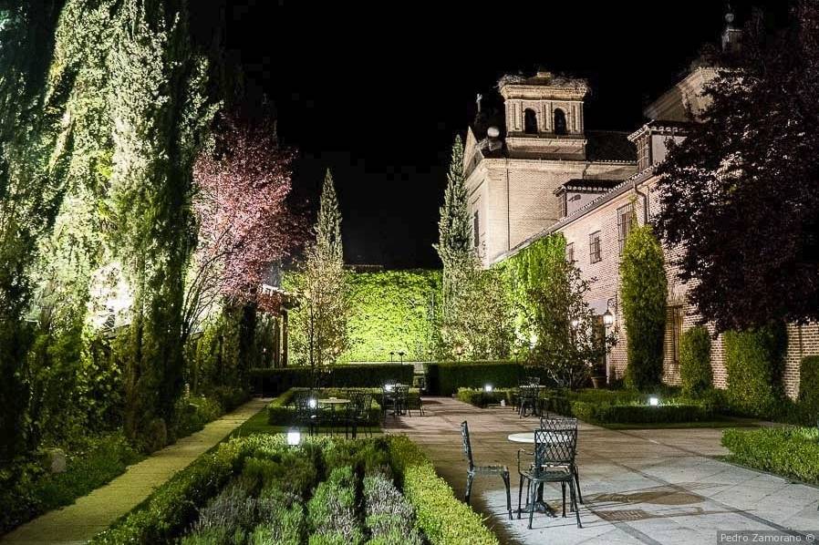 Los jardines de El Antiguo Convento de noche, con la torre del convento al fondo.