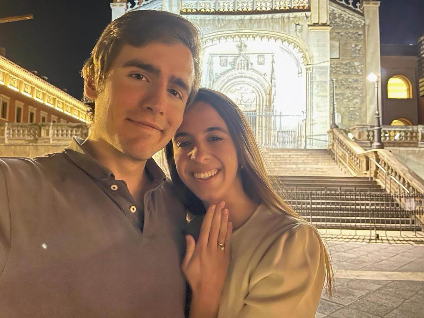 Los dos de noche, delante de la Iglesia de los Jerónimos iluminada, con el anillo recién puesto.